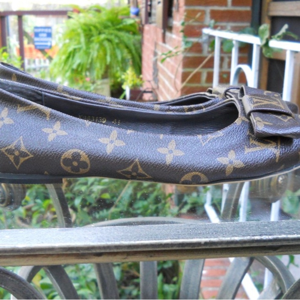 Designer Style Logo Flats W/Bows! Dark Brown And Tan! Size 41/9! Classics!